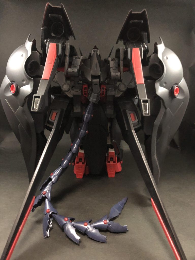 インパルスカスタムのシールドを黒く塗装したのは追加装甲との兼ね合いでして、本機は追加装甲をパージしてもリアアーマーにマウントしたシールドを装備する事で戦闘継続できるようになっています。