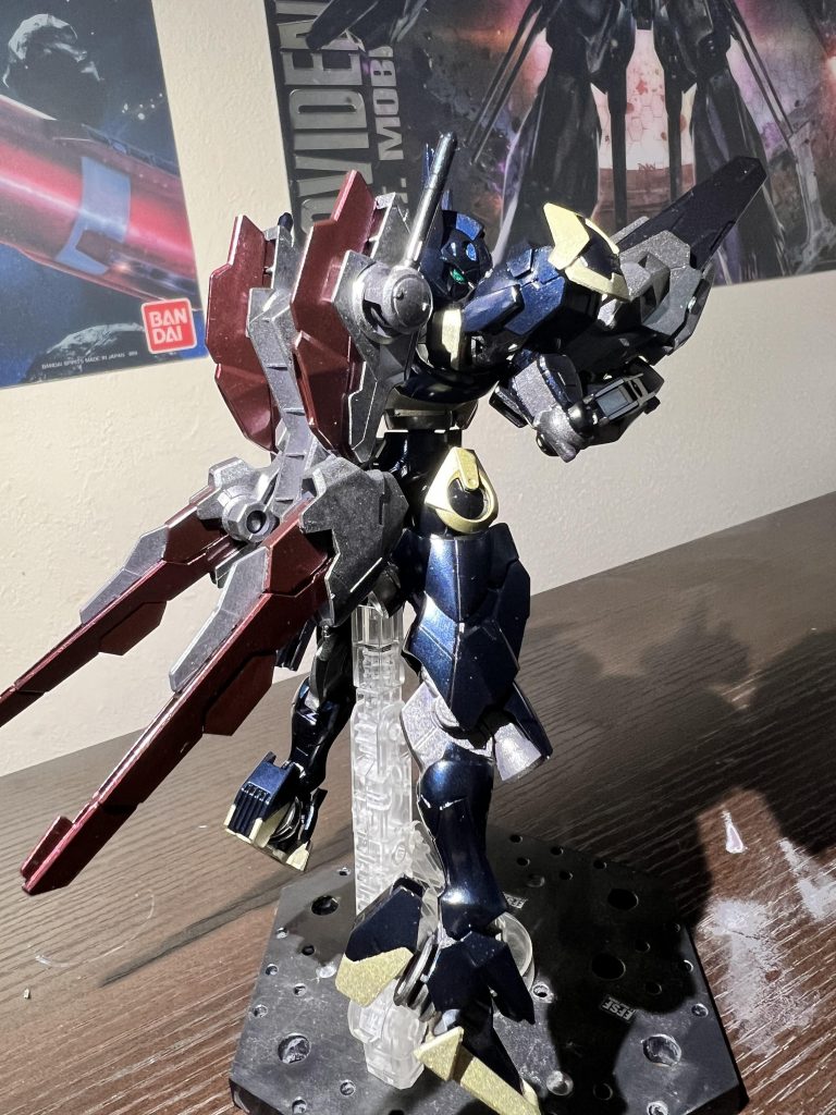 本体白部分はガイアカラープリズムブルーブラックピンク部分はタミヤゴールドリーフグレー部分はタミヤガンメタルシールド外側はクレオスメタルブラッディレッドシールド中心部はガンダムマーカーメッキシルバー→クレオスGXクリアブラック光沢トップコートです。ご覧いただきありがとうございました😊