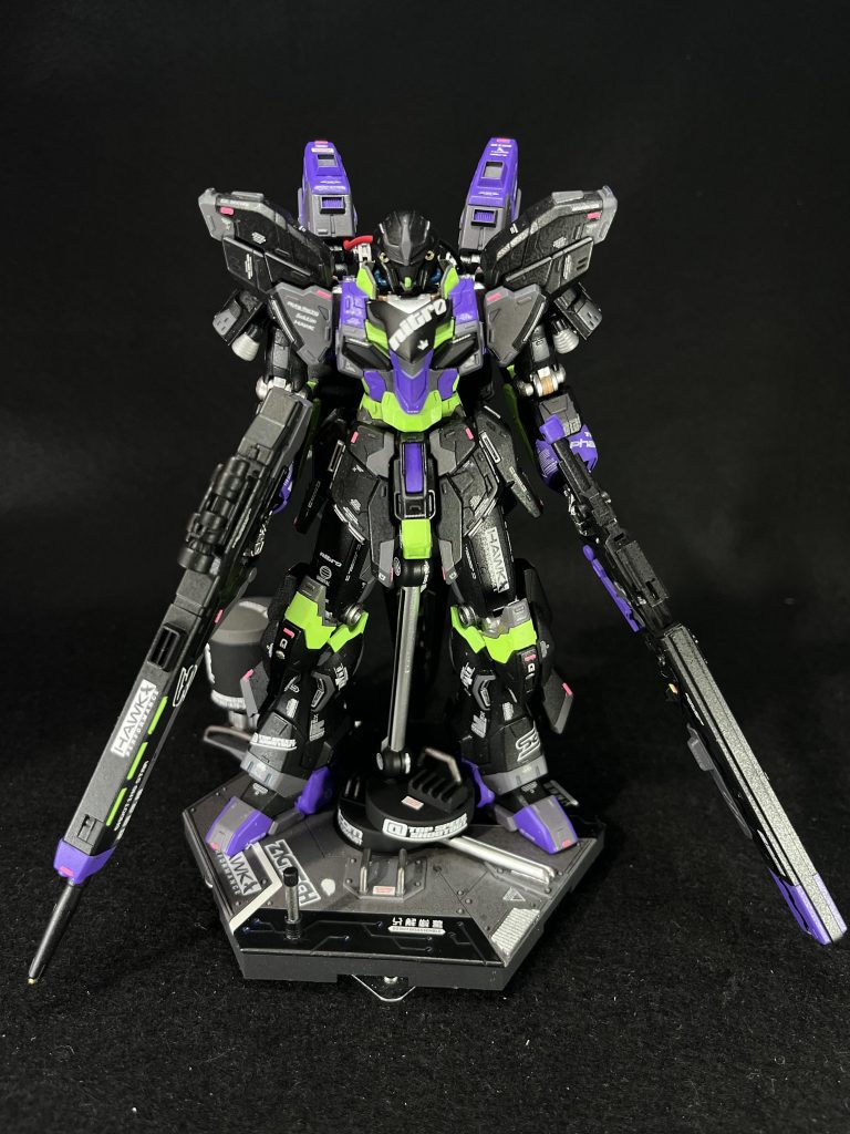 サイバーパンクとして意識したもの①「カラーリング」ブラック(黒サフのまんまです笑)をメインに部分塗装はガンマカのメカグレー、他は持っているガンマカの中からサイバーでパンクな雰囲気の色を選んでパープルと蛍光グリーンを使用しました。メインカラーがブラックのため、フレームはガンメタだと見えにくいと思い、ガンマカのシャインシルバーを使用しました。吹いてみてパーツ全体を見た時にやっと「エヴァのカラーじゃん」と気づきました…笑