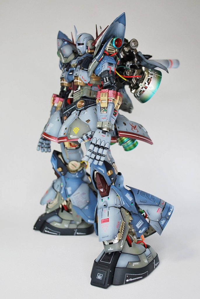 全体的に肩が弱かったので、PGウイングガンダムの肩を装甲板として追加。悪魔っぽさが増幅しました。w