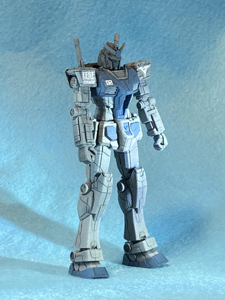 3回行われた仕様コンペにより地球連邦系企業以外はジオニックとアナハイムが残り、第四回コンペは3社によるガンダムMk-Ⅱのデザインモデル発表となった。ティターンズ側が各社に指示したのは以下であった・1/48スケールの3Dプリンタモデル(無可動)であること(3Dデータは別で納めること)・提供する円柱型ケースに納められること・右肩に地球連邦軍及びティターンズの英名、左肩にティターンズ部隊章のデカールを貼ること(デカールはティターンズより配布)・機体の配色は紺色、グレー色を基調とする・ビームライフル、シールドなどの装備は不要とする(本体収納バルカン採用は任意)・RX-78らしさを全面に出すこと(モノアイ、スパイクアーマ、流体チューブ保護パイプなどジオン系MS技術、装備禁止)