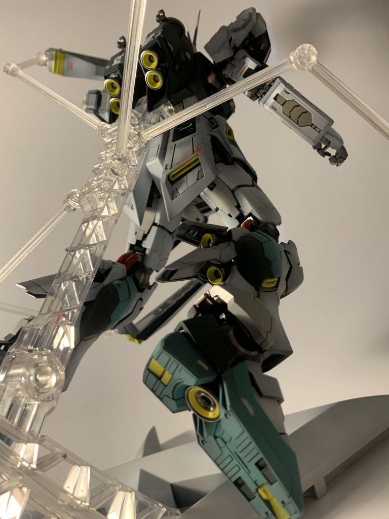 フィンファンネル展開斜め後ろから。足裏はあまり見えない場所ですがサンシャインイエローのワンポイントがかなり効いていてお気に入りの場所です。ふくらはぎのスラスターもカッコイイ。