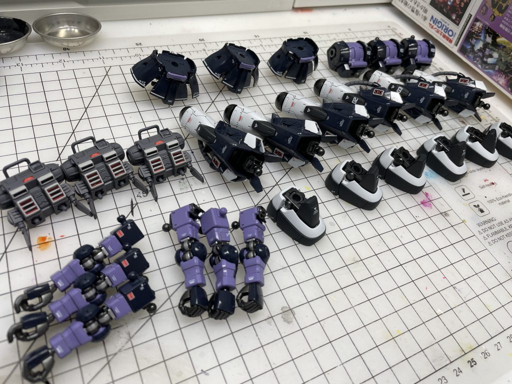 黒い三連星は、同時に製作しないと、カラーリングのムラやデカールの不整合が出てきてしまうため、3機まとめて製作しました。大して変わり映えはしないかもですが、追って、オルテガ機とマッシュ機も投稿したいと思います。