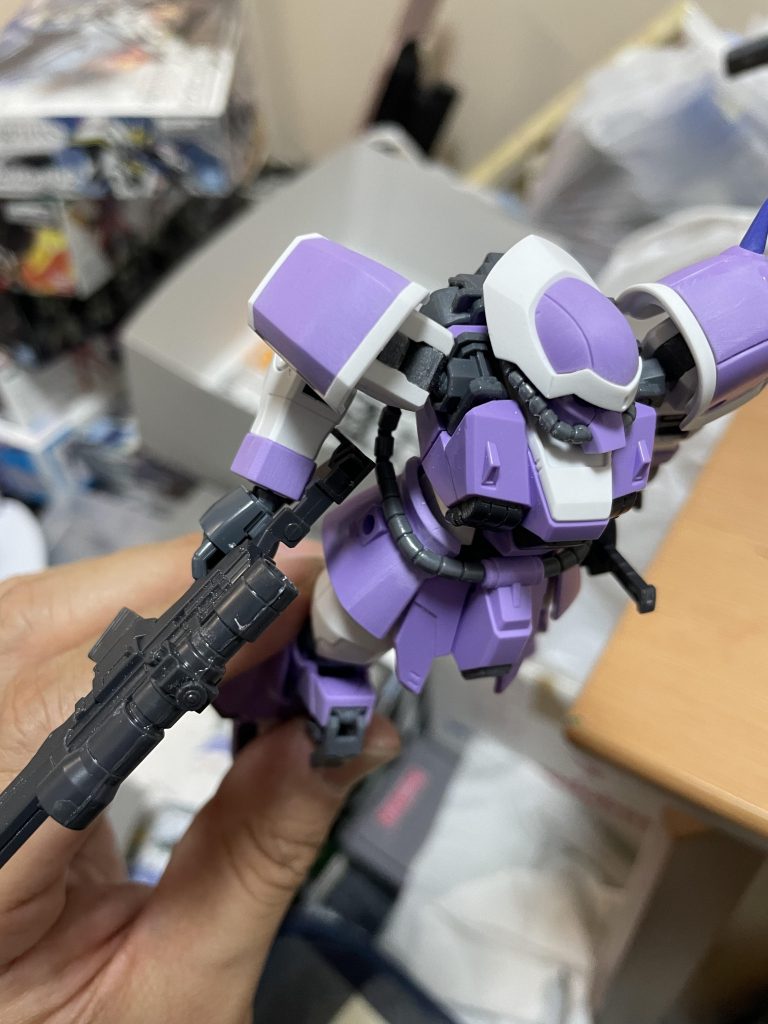 頭部やショルダーアーマーもこうして組んでみると丸みと角ばっている部分が色々組み合わせてあり、そのバランスがジオン機体のデザインの肝なのかなと思いました。