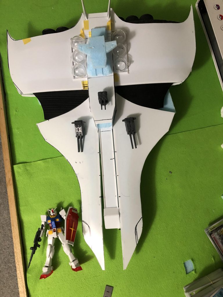 唯一撮っていた制作途中、まだ真っ白です。この時はディテールどうするか悩みまくってた時です。ちなみにスタイロフォームでざっくり形を作ってからプラ板を纏わせて形にしました。中には割り箸を使ってたりブースターはペットボトルのキャップだったりとSDGsにも配慮。夏休みの宿題などにもいかがですか?(笑)