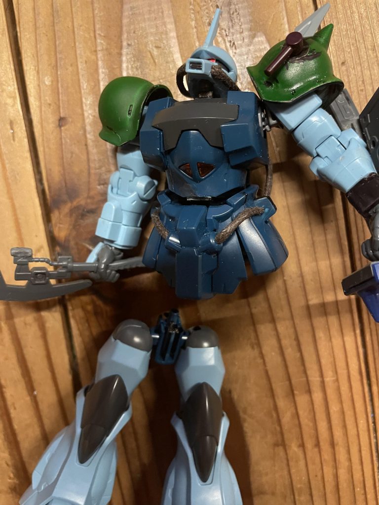 改修ポイントは、グフカスタムのショルダーアーマーを、ザクI、ザクIIの物に交換。ザクIIのショルダーアーマーは前と後のスパイクをカットして、裏は適当なプラ板で塞いでます。表はイフリートシュナイドのヒートダガー接続軸を無理矢理移植。首のポリキャップの間、胴体下、股関節接続軸上に、プラ板を足して延長。動力パイプをダイソーの紐に変更。