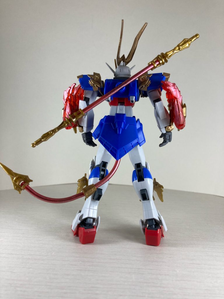 シェンロンのバックパックは如意棒は無加工で付けることができました。