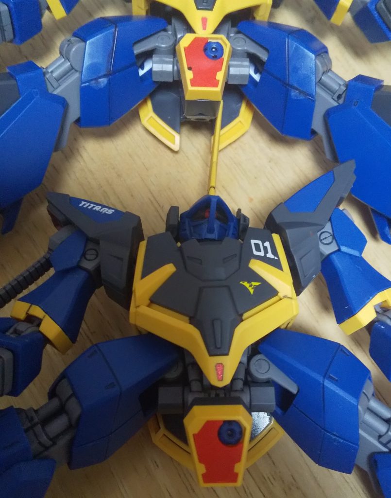 素組だと小股のポールジョイントに太股上のpc型プラスチックはどうしても白化は避けられないので、グレーマーカーで塗り、そして付けてみて動かしても白化が隠れて見応えがよくなりブリリアント！