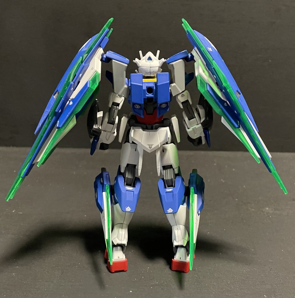 真後ろバックパックはダブルオーガンダムから取ってきています。基部をピン2本形式にして取り外しと最近のキットのバックパックとも互換性が持てるようになっております。リアスカートはダブルオーダイバーから。