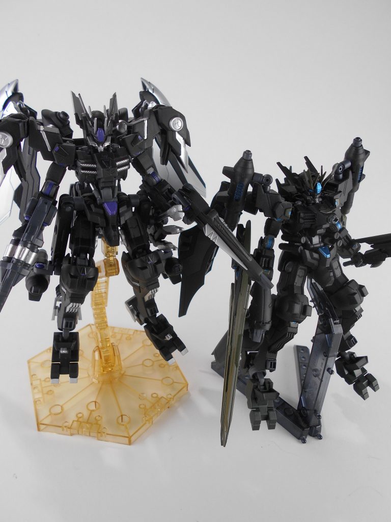 最後に「ASW-GS-28 リヴモア」とツーショット。メインが同じガンダムアスモデウスで出来ています。