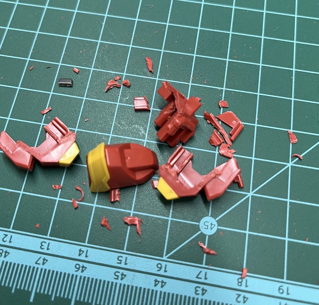 フレームに合う様にバラバラに刻んで組み直すという事を各所行ってます。うん…すごく面倒くさい作業でした😂