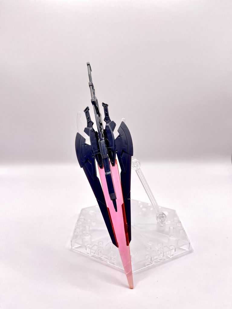 オリジナル武器の”QUEEN”です。大剣に見えますが切ると言うより”刺す”攻撃がメインになります。見た目に反して重くなく、どんな装甲も貫通出来る反面脆いため一撃必殺のときに使用します。ピンクの部分が”針”となっていて刺したときに対象に残り続けます。この針は高温の為、刺した箇所から焼けただれていく様はまさに”毒針”のような武器となっています。1度刺すと高確率で壊れるので、帰還時に針を付けかえることが必要となります。色々と設定を考えると止まりませんねw30mm好きな方はぜひいいねお願いいたします!