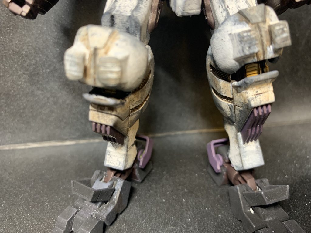 次に膝部分の改造です。分割線を彫りエナメル溶剤で割り、位置をずらしてはめて隙間からダクトパーツが見えるようにしてます。