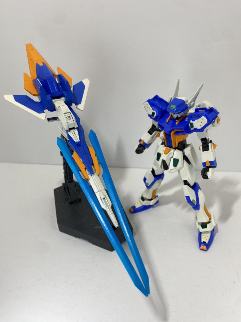 本体:ほとんどストライク。頭部は30MMカスタマイズヘッドAバックパック:バルバトスのふくらはぎアーマーバスターランチャー:ユーラヴィエンガンダムのライフル