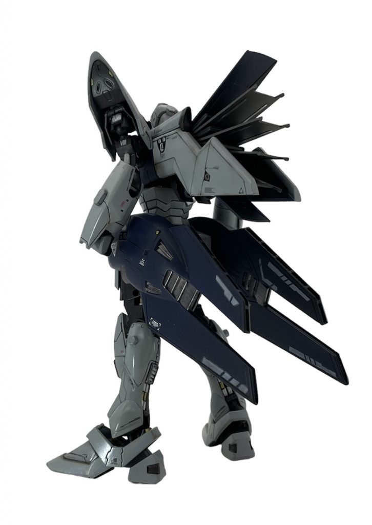 ちなみに今回、久しぶりにウェザリングを施してみました☺️ しかし、1/144スケールを考慮するとこれぐらいあっさりしていたほうが良いんじゃないか?っと思って意識して控えめにしました✋🏻 ある時、建物を見ながら歩いていたんですが、近づいていくにつれて遠くからでは見えなかった汚れが見えてくるようになったんですよ。つまり、1/144スケールのMSで考えると18mのロボットから100mぐらい離れたところから見てるのと同じことかもしれないと、歩きながらハッとしまして。。←まだ続きます