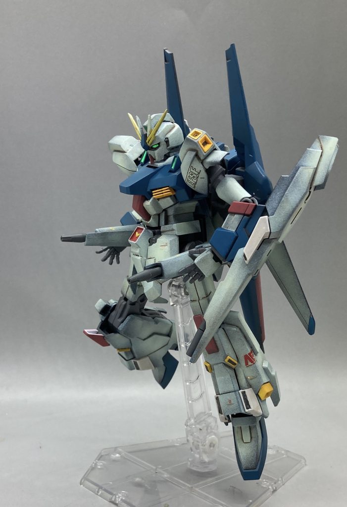 腰にはもちろんビームカノン