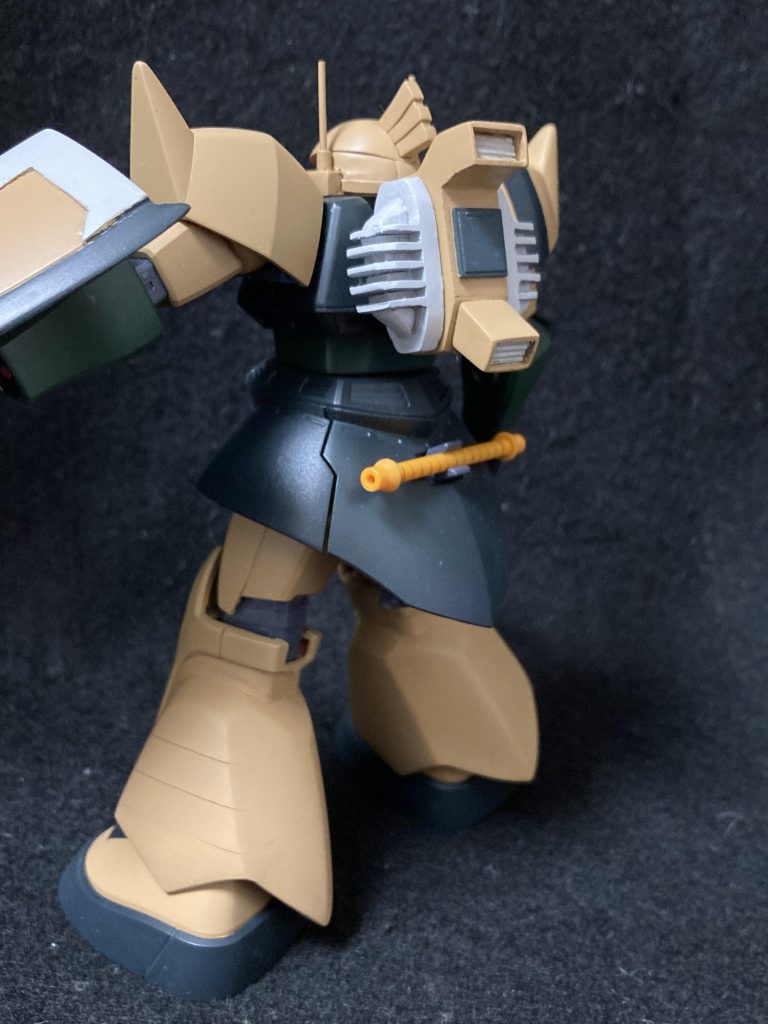 バックパックはザク・デザートタイプを参考に新型を採用しているそう。ビームサーベルは詳しい記載が無かったので、通常のものを。