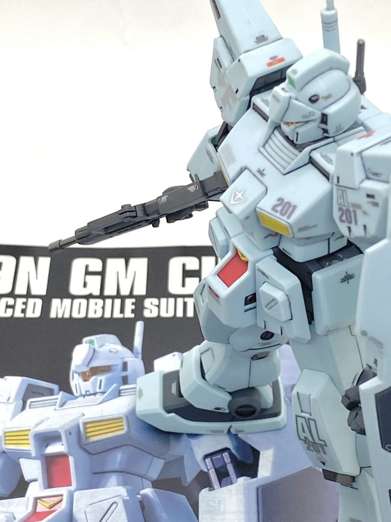 最後は説明書と。シナンジュの制作で大変時間が掛かり「次はそんなに時間が掛からないのを作りたい」と思っていて、ジム・カスタムはまさに打ってつけで一週間で完成しました。オーソドックスなジム系ですから組み易く、関節だけ先に表面処理をしておけば合わせ目処理も難しくなく、色分けもほぼ完璧ですから作っていて大変楽しかったです。先に出ました兄弟機のジム・クゥエルはヘイズル系の流用なので膝下が大変太いのですがジム・カスタムは関節以外はほぼ新規パーツですから足の太さも丁度良く、誰でも普通にカッコ良く作れると思います。今回は頂いた物なので寝る時間を削ってまで品質を上げる為に塗装したりデカールを貼ったりしたのですが・・・これなら喜んでくれると思うので自信を持ってガンスタ様にアップさせて頂きます。送って下さりましたフォロワー様には大変感謝しており、心を込めて丁寧に作らせて頂き感謝の言葉に変えさせて頂きます。ご覧して頂きありがとうございました。