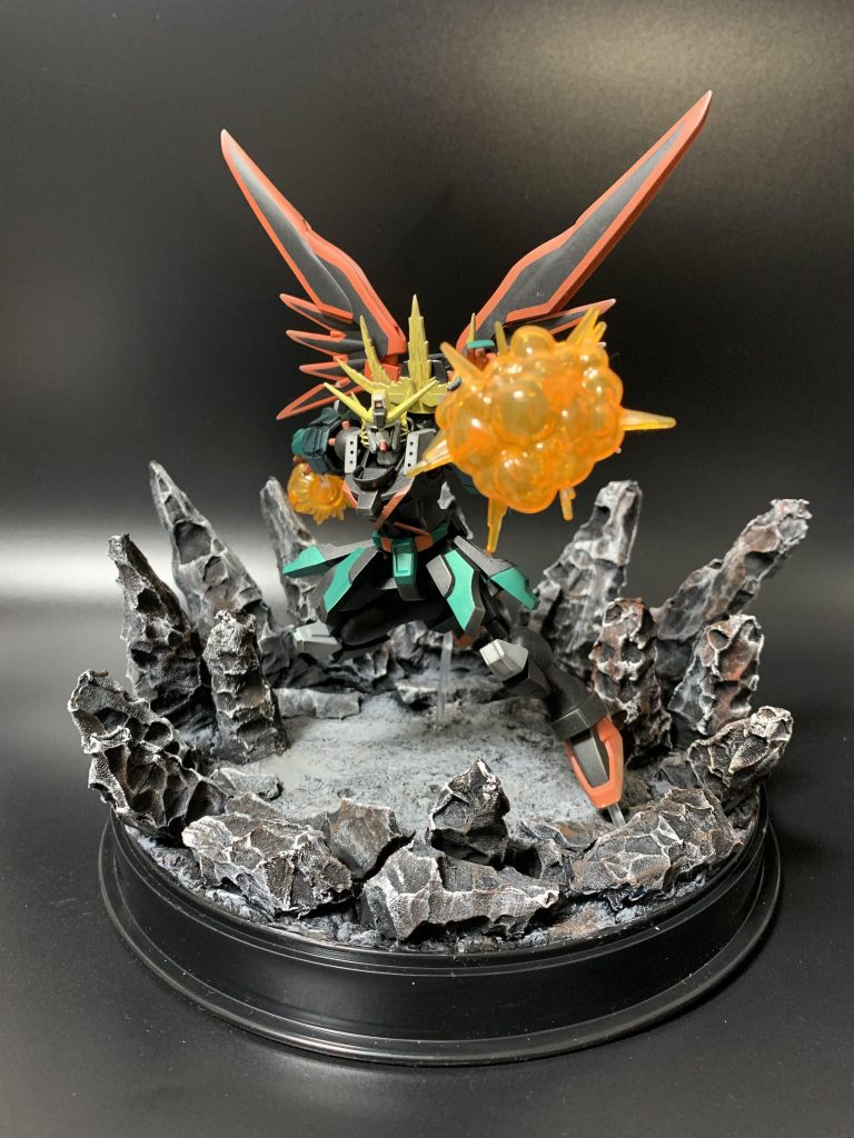 今までほかのキャラにガンダムを見立てるという制作は何度か行なってきましたが、なんか物足りないないなぁ…と思っていて、そうだ！ガンプラだけで物足りないなら、土台（ジオラマ）も作ればいいんだ！と初めてスチレンボードや紙粘土を使っての簡易ジオラマ作りにも挑戦しました。