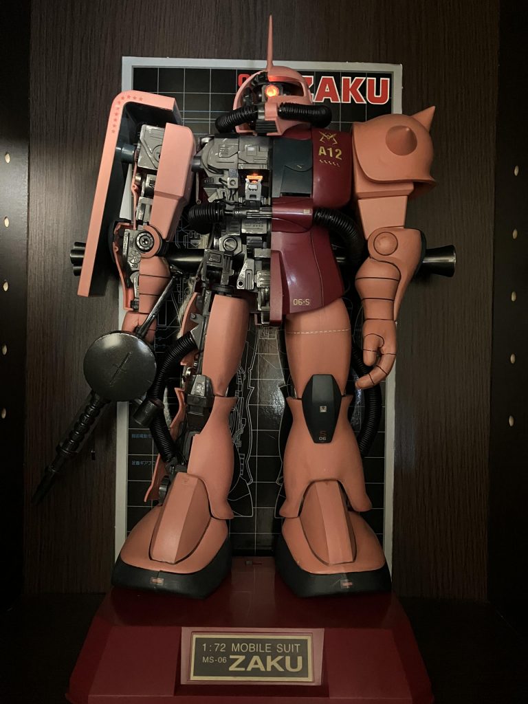 普段は仏像の如く、棚の奥に鎮座させてます。コロナ禍で外出自粛だった当時Amazonで購入。子供の頃の憧れもあいまって夢中で作りました。ガンプラは良いストレス発散になりますね✨