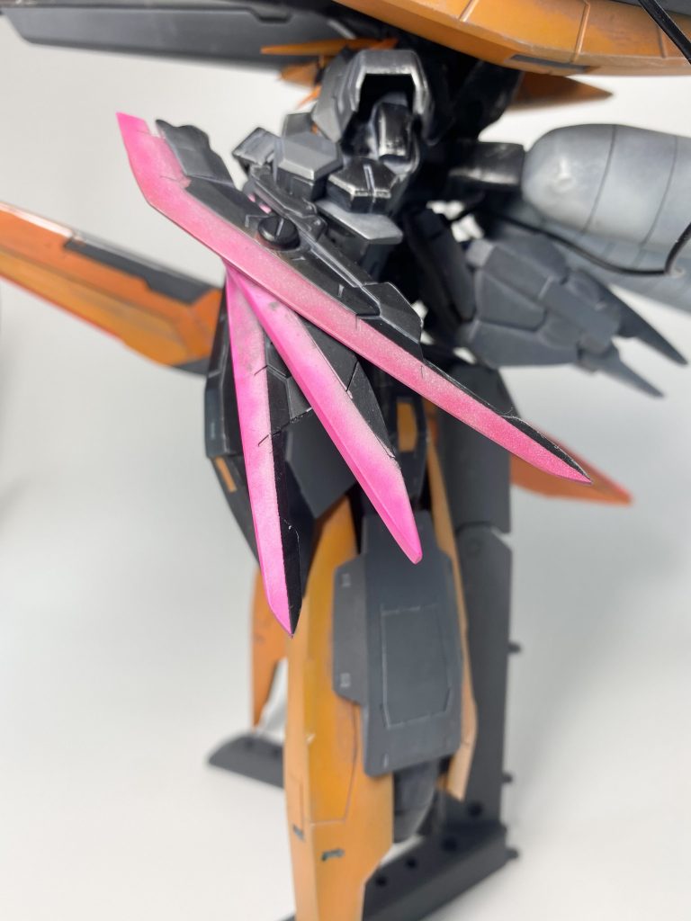 腕の武器を拡大した物です。この武器は開いたり閉じたりできます。この武装は基本的に正面から見て左の武装と合わせて使います。敵を近接で倒してくのが左右の武器です。