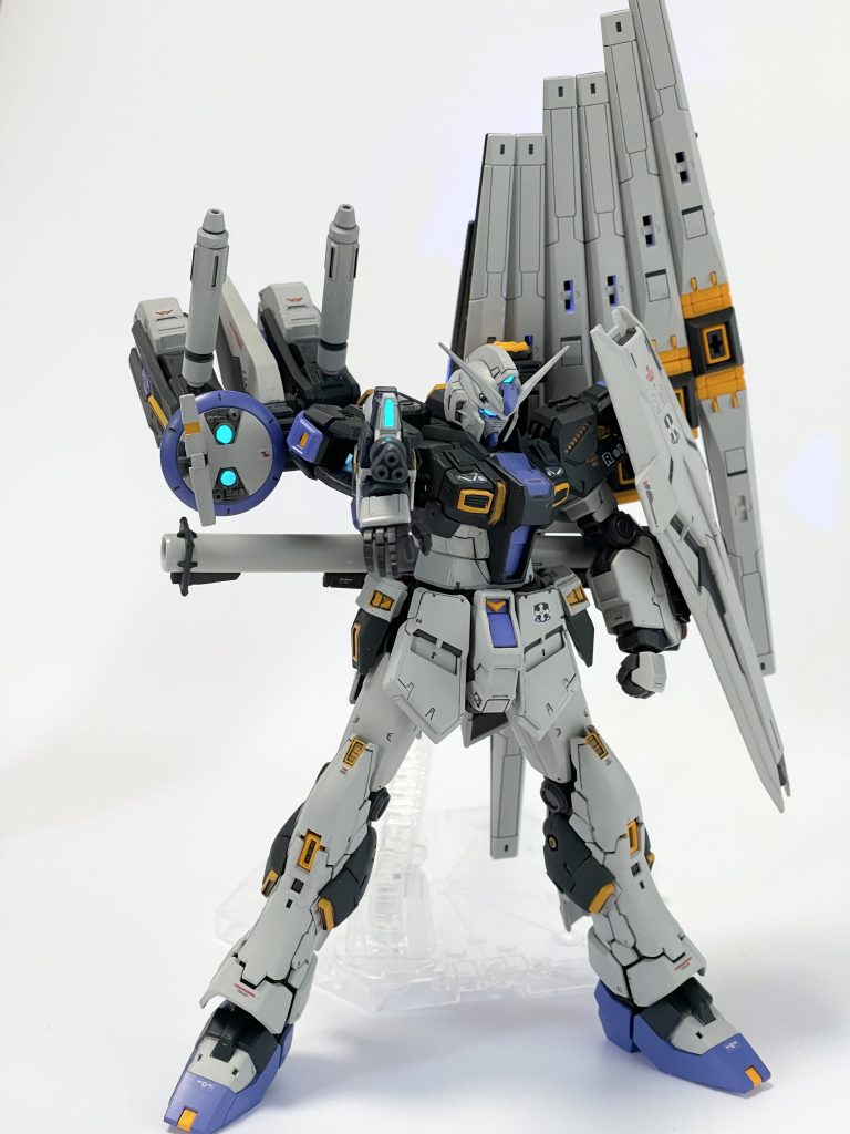 腕部ビームガトリングガン斉射ポーズ。各センサーバッチリ光ってますね。