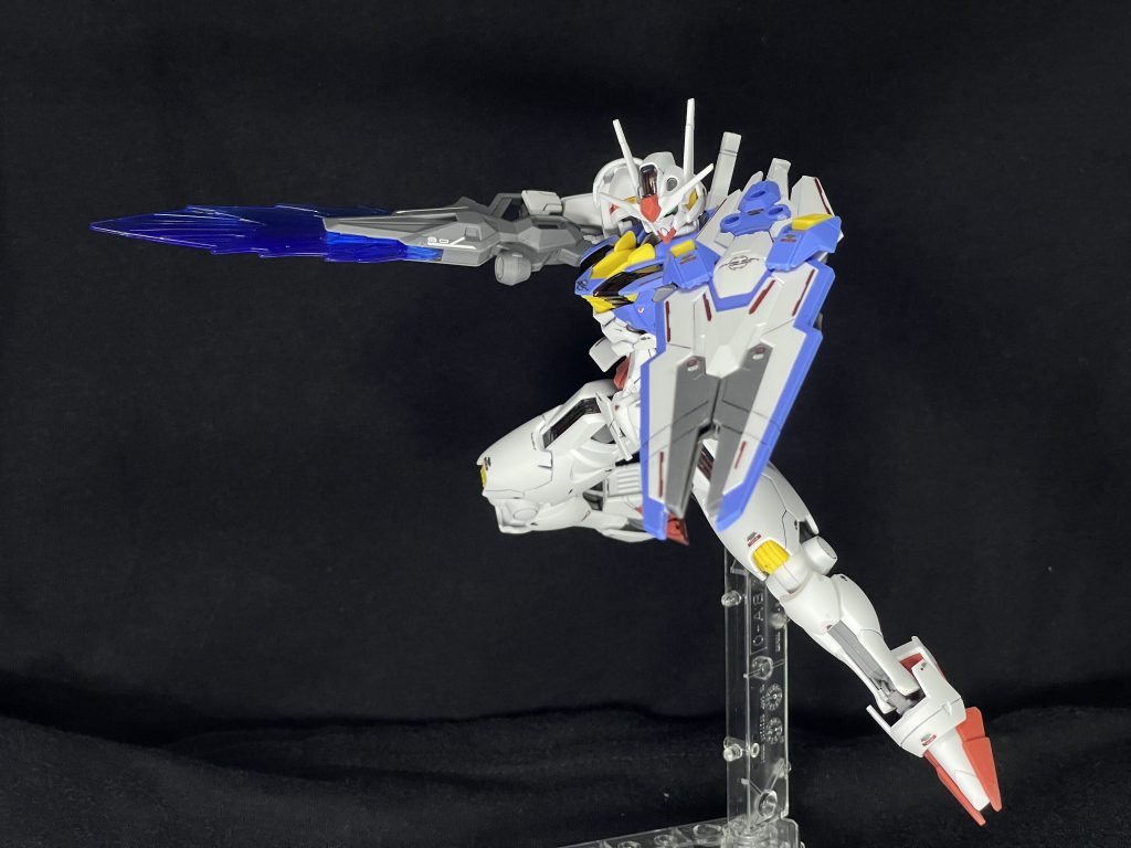 盾を前に構えてビームライフルから出る刃が良き