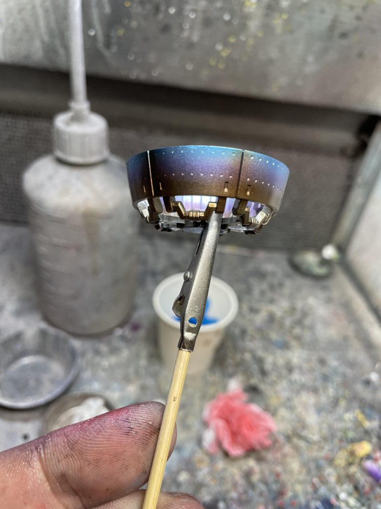 RGジオングはバーニア群が見せ場の一つなので派手目に焼色塗装しています