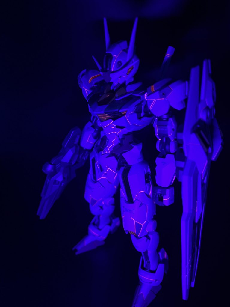 蛍光墨入れを施しているのでブラックライトでディティールが浮かび上がります。OP曲のMVやエスカッシャン(シールド)が分離する際の赤い閃光からインスピレーションを受けて採用してみました。