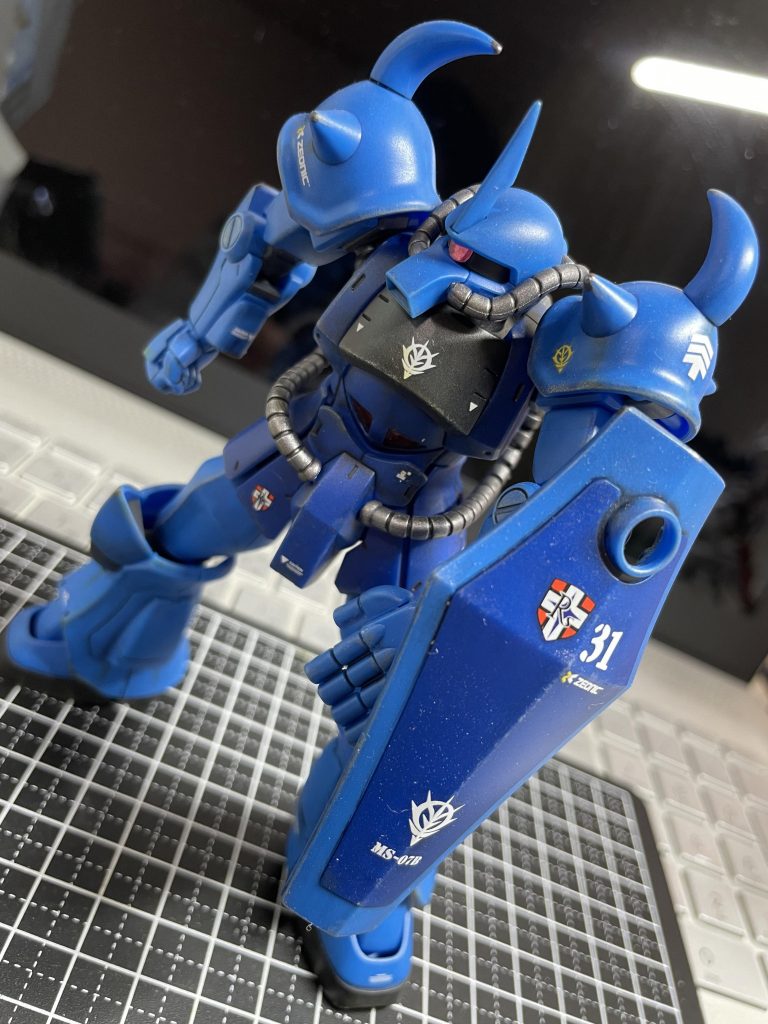 ラル隊のエンブレムとか、階級章とか、ちゃんと調べて（たぶんあってるかと…）ラル機アピール。ホコリすごいなこの写真。