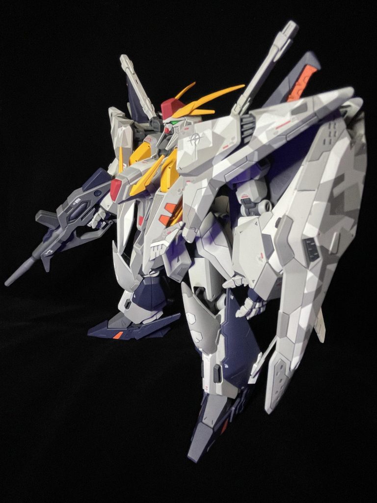 今回はスプリッター迷彩をバインダー部分とシールド部分に使用しました。劇場版を観て、あんなデカい機体を飛ばすのであれば少なからずカモフラージュすると思うので、オレ設定で目立つ箇所を都市迷彩にしました。