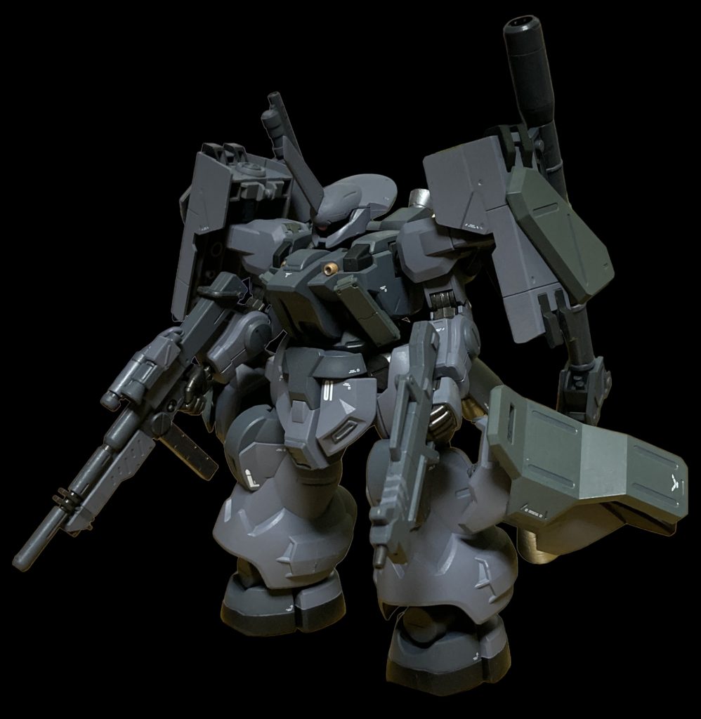 本編が進むにつれてビットを搭載した機体が増えていくとディランザみたいな機体は辛そうだしこういうバリエーションもあるかもと思い重装備高機動をイメージ。カラーリングはメカサフ各種にグレーグリーンを入れたいつものです。顔をモノアイに変更し頭部の角も変更。胸部にもワンポイントで装甲を追加しました。量産機の改修型な雰囲気にしたかったので特徴的な肩パーツも変更しました脚には元の肩パーツを使用してブースターにしました。肩とブースターは元パーツだけだと味気ないのでホビージャパンの付録だった境界戦記の増加装甲を取り付けて装甲が厚い雰囲気が出るようにしました。武器は元のビームライフルだと短く感じたのでヤクト・ドーガのビームライフルにアスタロトのアサルトライフルを持たせました。
