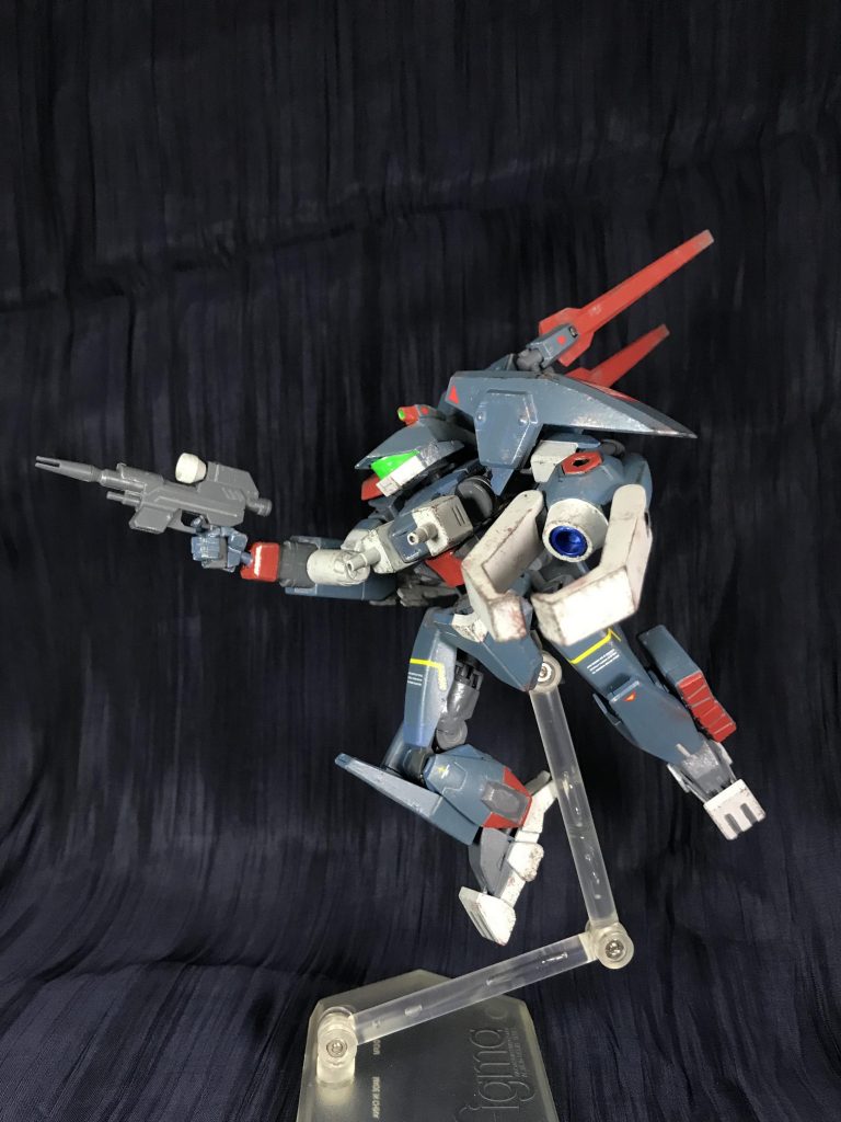 UC0123年に運用されていたベラ・ロナ親衛隊であるガテン系男性仮面アイドルパイロットユニット「四季隊」の専用機の一つ。ブッホエアロダイナミック社のモビルワーカーをそのまま戦闘に転用している。鉱石採掘を目的とした装備がされているが、バックパックの岩石分断用レーザーウェッジファンネルなどを見る限り本当に作業用だったのかは怪しいと言われている。という噂である。