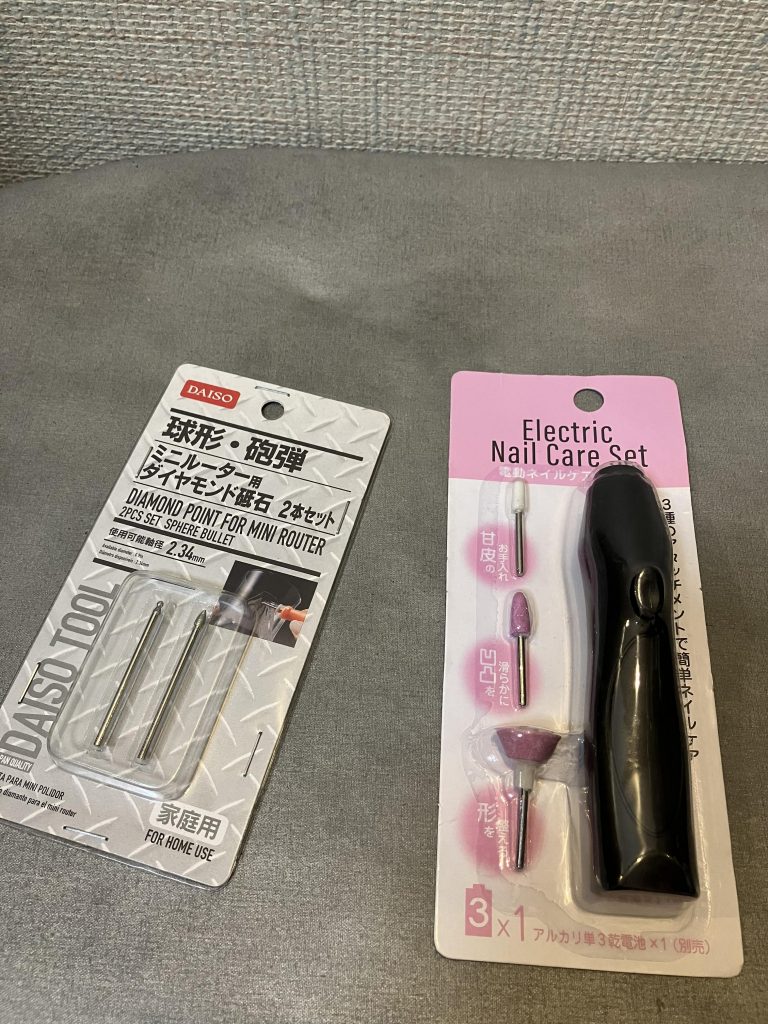 【オマケ】100均のツメ磨きをリューター代わりにしてグリグリと弾痕をつけてみました(電池は別売り)