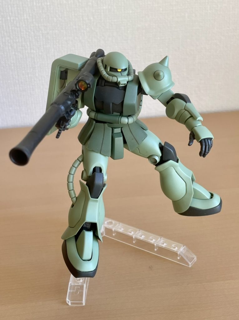 モノアイはメタリックテープ＋UVレジン。バズーカのスコープは、市販の偏光シールとレンズパーツでデティールアップ。