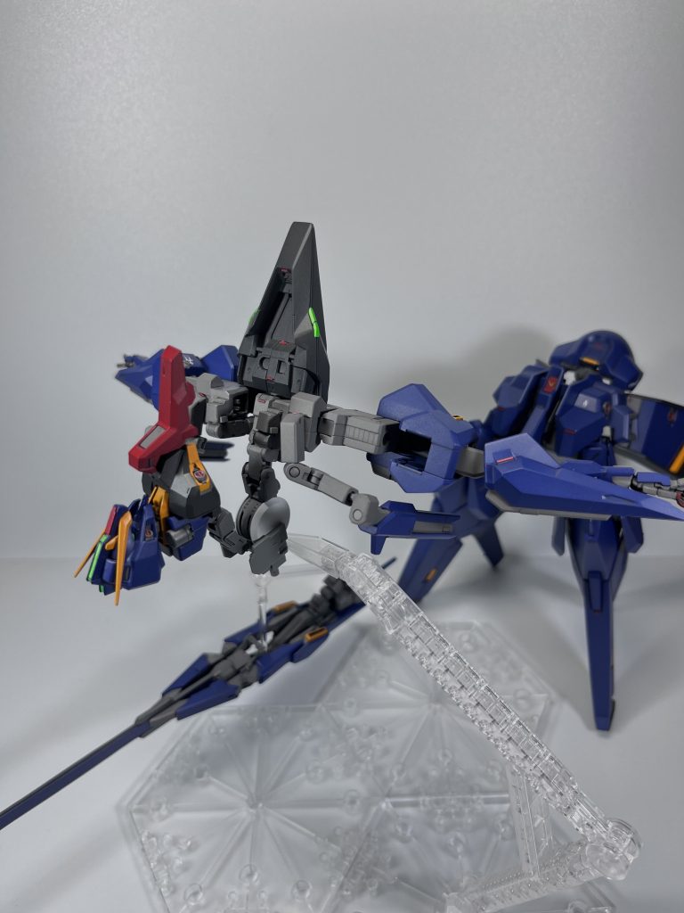 胴体とブースターポッドのアームを前方に移動しつつ、腕部を展開します。