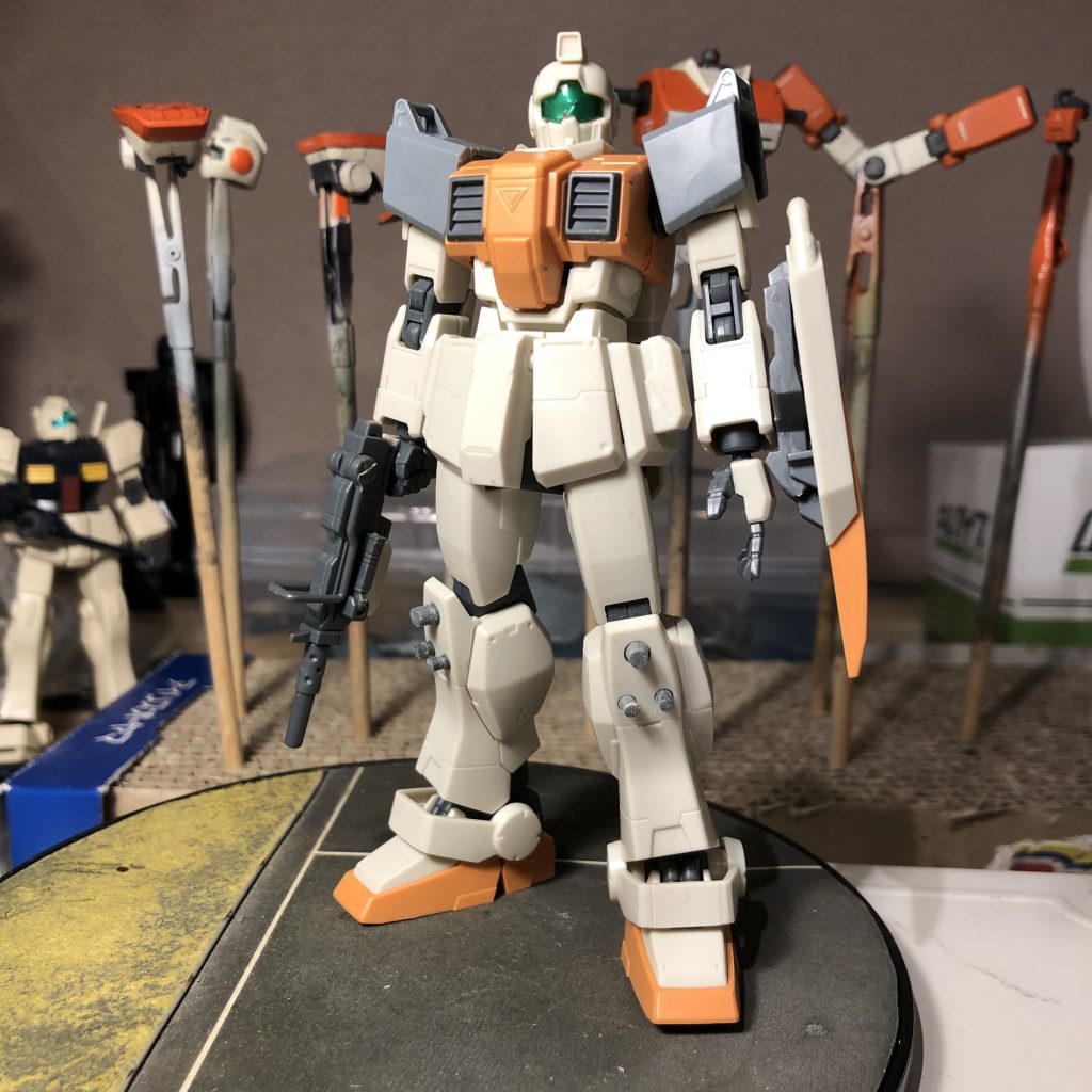 塗装前の様子はこんな感じです。頭部と肩アーマーだけですが大分イメージが改善されたと思います。