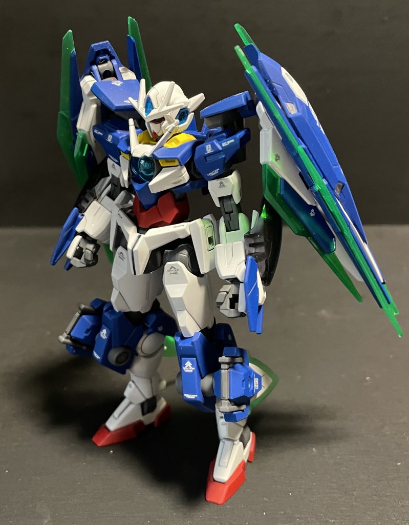 素立ち肩はコアガンダム2、両腕はガンダムアニマリゼから。サイドスカートはダブルオーガンダムのパーツをつかって剣を懸架できるようにしようと思ったんですけど結局カタールだけで剣を装備しないようにしました。