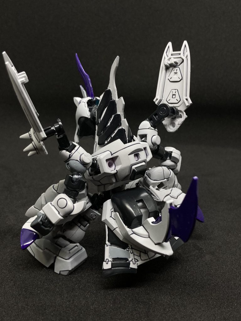 実は上腕部は反対につけてシールドを自在に動くようにしました下腿も余ってたシャイニングの腕パーツをつかって関節可動域を増やしています