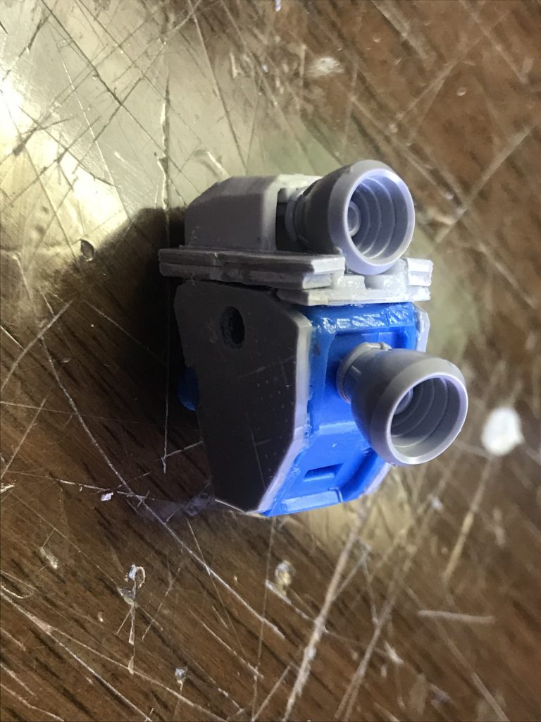 バックパックはヘリオスの余剰パーツにあったフリーダムのバックパックと二の腕をベースにビルダーズパーツのバーニアとプラ板で製作