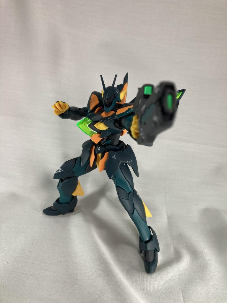 特徴的なライフルを構えるポーズ、こういう「画面の前のキミたち」を狙ってくるような構図が大好きです