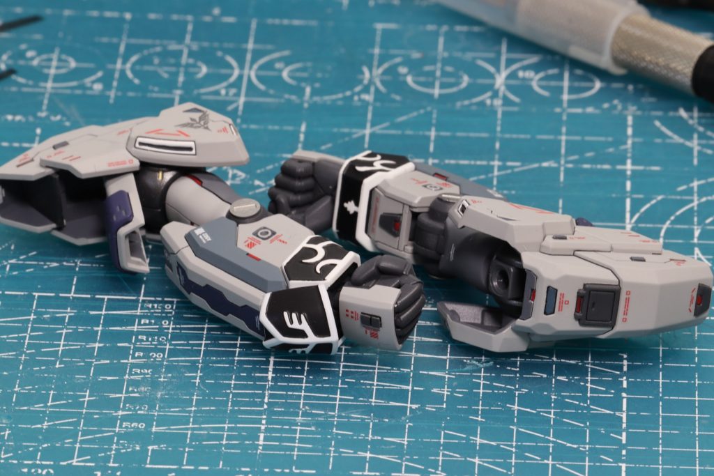 袖のエングレービングや装甲裏はエナメル塗料を駆使して表現しました🫡