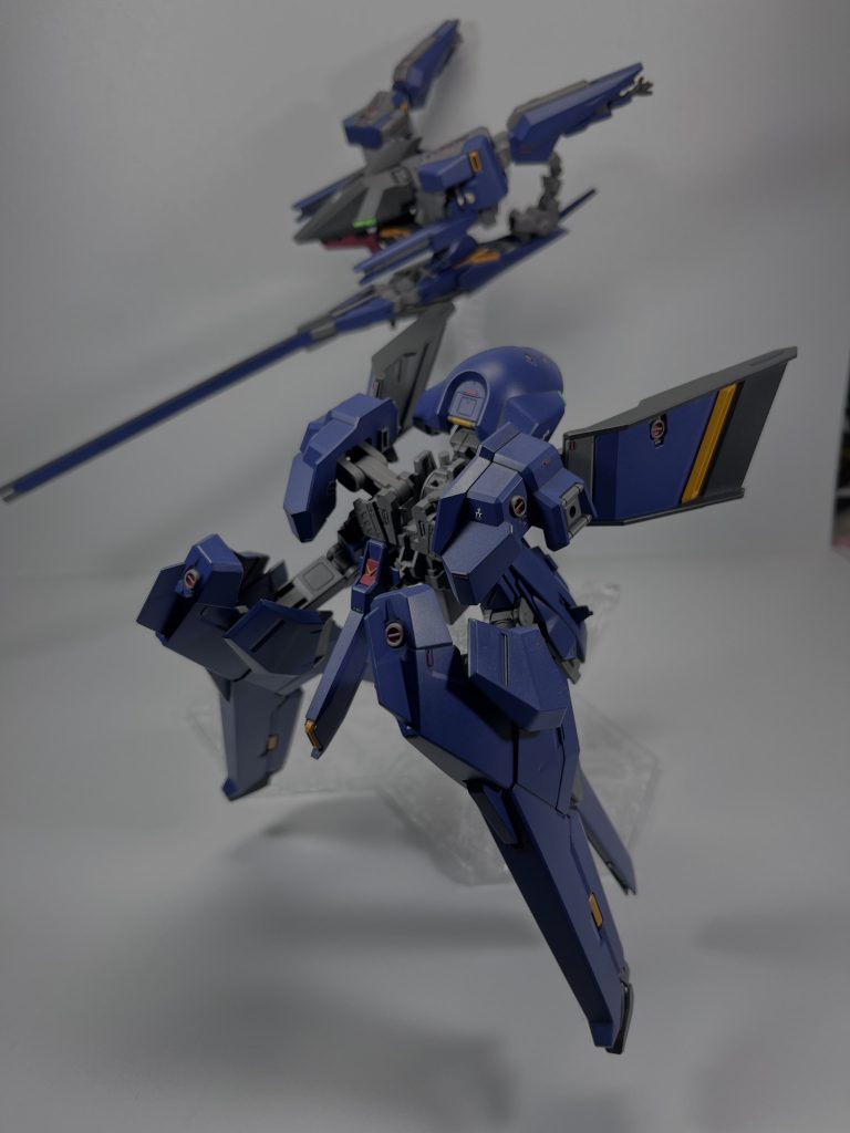 脚部を外側に開きます。