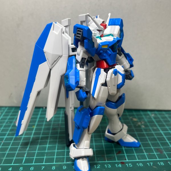 ガンダムヘリオス仮組。雨のせいで塗装出来なかったので積みプラ崩し。結構かっこいいねこれ。ただ気になるのは何故、ウイングが逆さまになっているのか❓フリーダムとの差をつけたかったのだろうけど。でもちょっとバランスが悪い。結局僕はフリーダムの位置に戻して置いた。それにしても余剰パーツの多いのなんの。昔のhgのパーツ数くらいある。ちょっとうれしいけどね。大事にとって置きます。（2枚目）