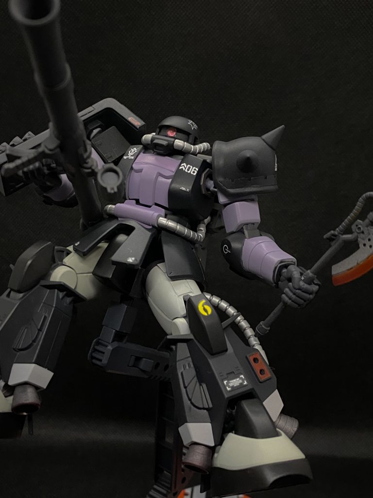 オルテガ機接近戦のイメージ(オリジン効果? 笑)でシールドを一番ゴテゴテさせてますバズーカのスコープにクリアパーツハメ忘れてますね〜 笑