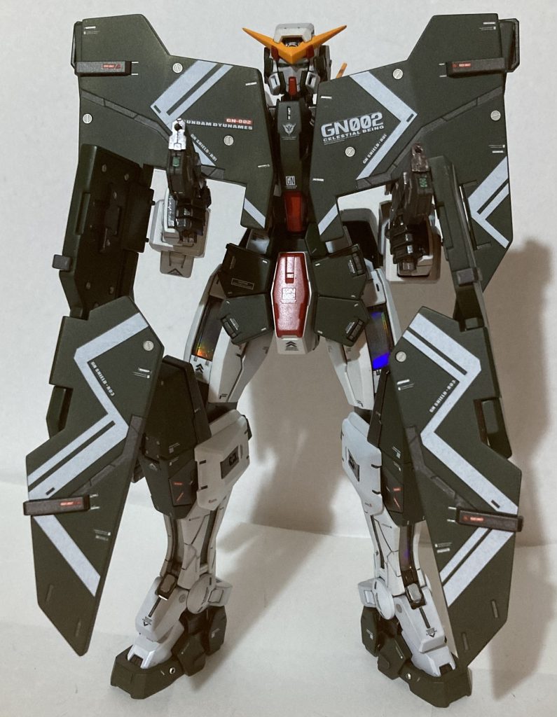 GNフルシールドを一部展開してピストル撃ち。