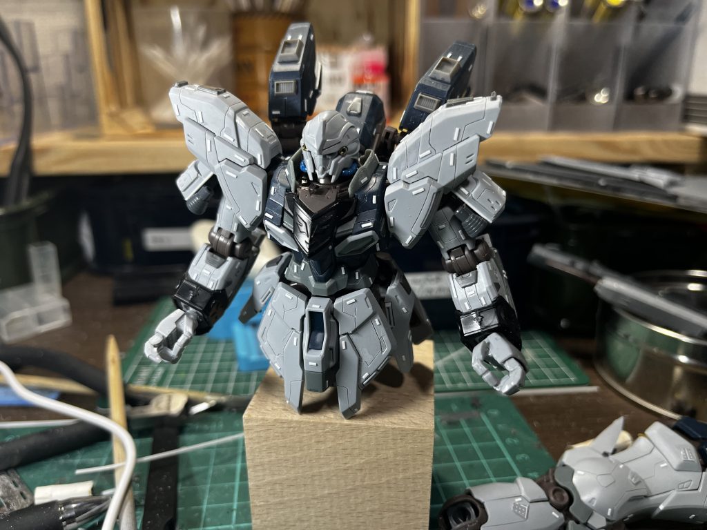 サイバーパンクとして意識したもの⑤「凸モールド」完全な主観ですが、未来ということで、ボルトとかリベットは使わず、別の接続方法があるんじゃないかと思い、別のモールドということでプラチップを大量に貼ってみました。分かる人には分かると思いますが、フォローさせて頂いてるAKさんのディテールを参考にさせていただきました。(すみませんAKさん、勝手に参考にさせてもらって、勝手にリンク貼らしてもらっちゃいました。)この状態だと目立つのに、塗装すると自然に馴染んでいい感じになるのがやってみたかったんです。