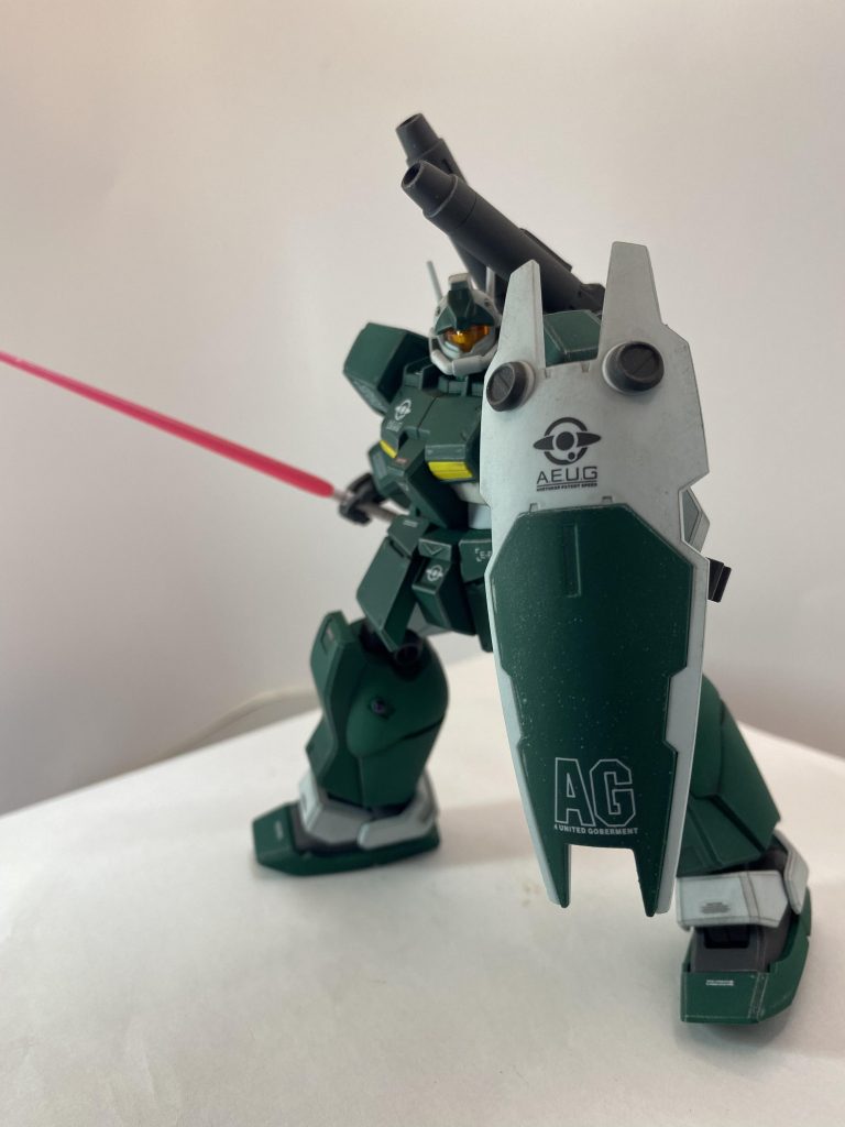 塗ってる最中はちょっと不安でしたが、組み上げてみるとコレがなかなかカッコ良くて気に入ってます。バイザーは通常設定ではホワイトでしたがボディーと同色のグリーンでペイント