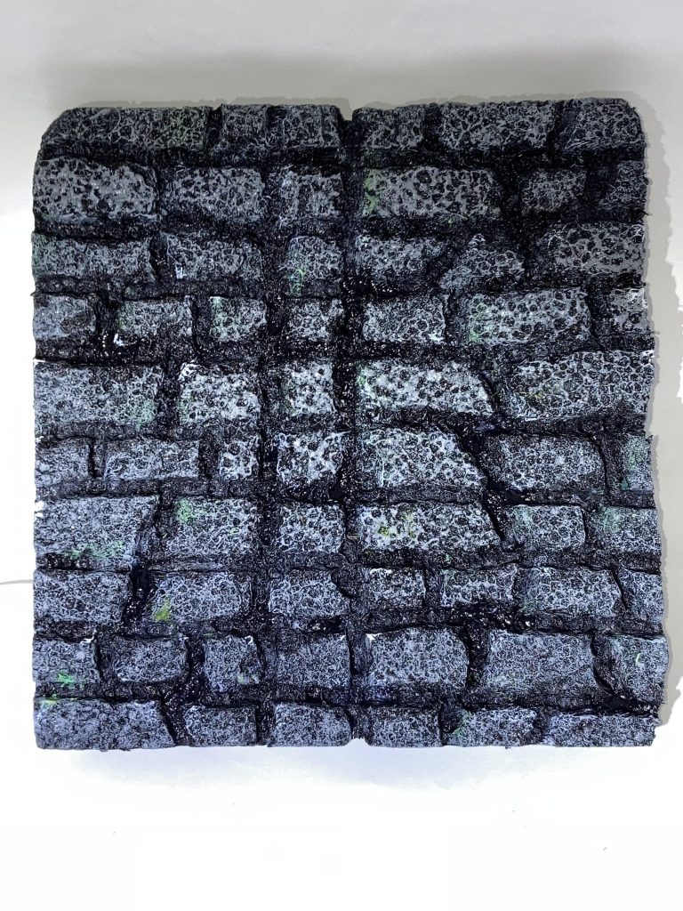 石壁はダイソーの発泡スチロールレンガを加工して作りました。