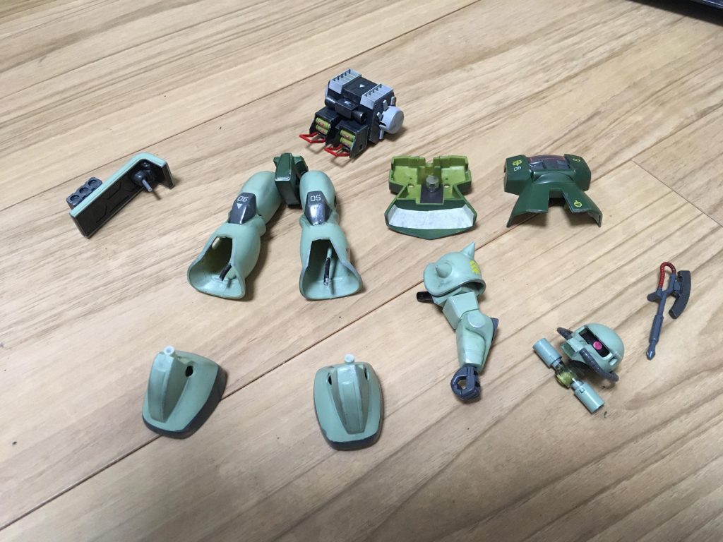 足は股から100均のアルミ線を通して開脚できる様にしました。ランドセルは100均の磁石で脱着式に。拳とシールドと武器はオリジンザクからの移植です。パーツの構成は旧キットのザクIと同じですね。